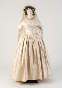 Robe de mariée en soie blanche avec voile en dentelle brodée, 1840s